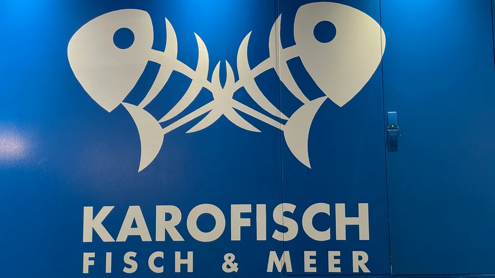 blau-weißes Schild vom Restaurant KAROFISCH