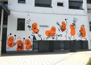 Die orangefarbenen Bohnen, der "Human Beans" des Streetartkünstlers Dave the Chimp an den Wänden in Hamburg