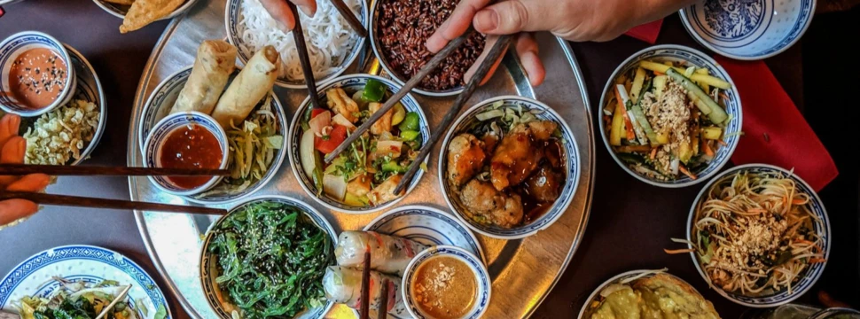 Mehrere Schüsseln mit asiatischen Kleinigkeiten