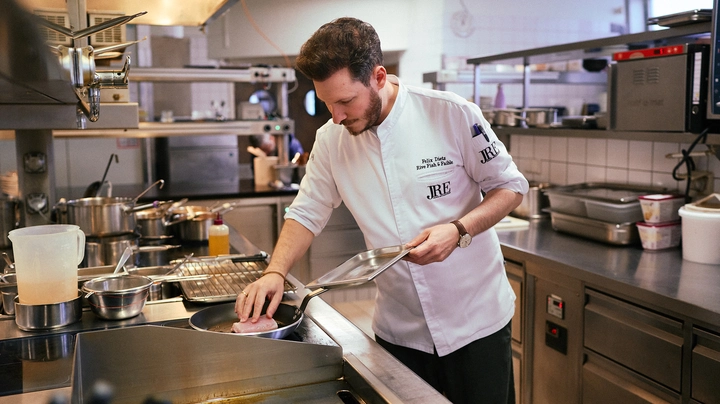 Galerie-Bild 4: Ein Koch, der gerade Fisch zubereitet