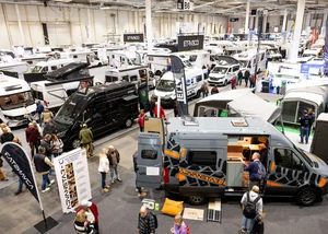 Camper stehen in einem Messeraum