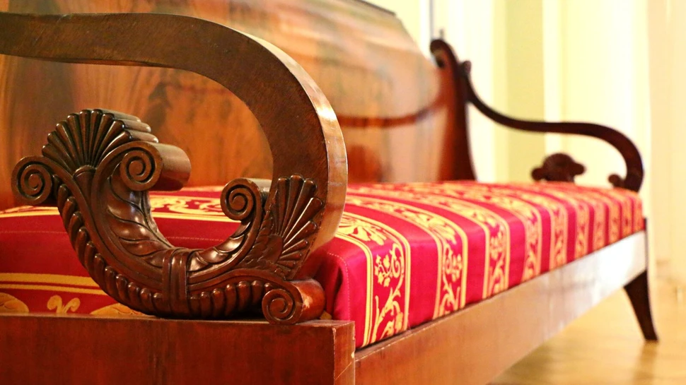 Antikes Sofa mit verzierten Holzlehnen