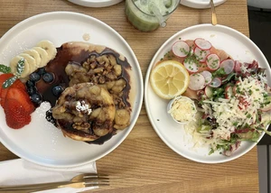 Bananenpancakes mit Schokosoße und Krustenbrot mit Avocado und Lachs