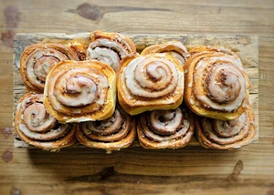 mehrere Zimtschnecken auf einem Holzbrett