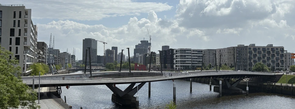 Blick auf die Brücke im Baakenhafen in der HafenCity
