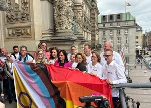 Hissen der Inter Inclusive Pride Flag am Hamburger Rathaus