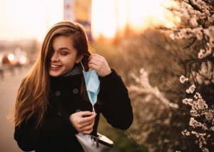 Keine Maskenpflicht im Freien, © iStock.com/finwal