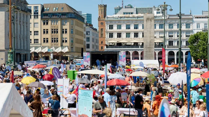 Galerie-Bild 1: Hamburgs längste Tafel auf dem Rathausmarkt