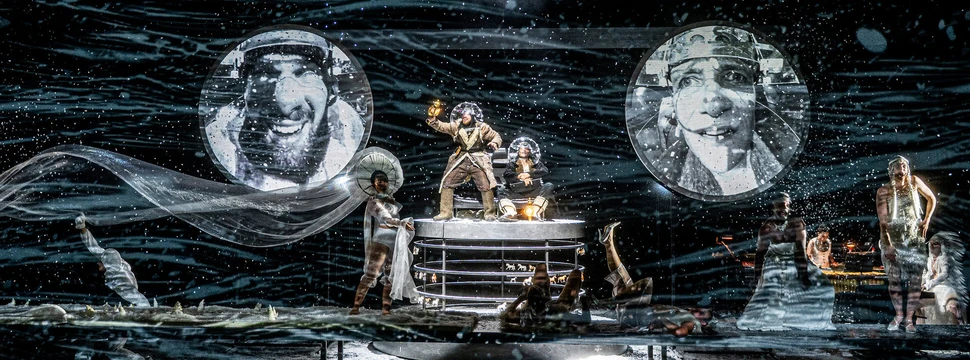 Schauspieler auf einer Bühne mit Projektionen