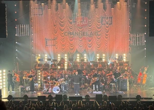 Rea Garvey und das Lufthansa-Orchester auf der Bühne im SchauSpielHaus Hamburg