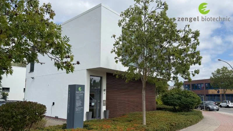 weißes Firmengebäude und Logo der Firma zengel biotechnic