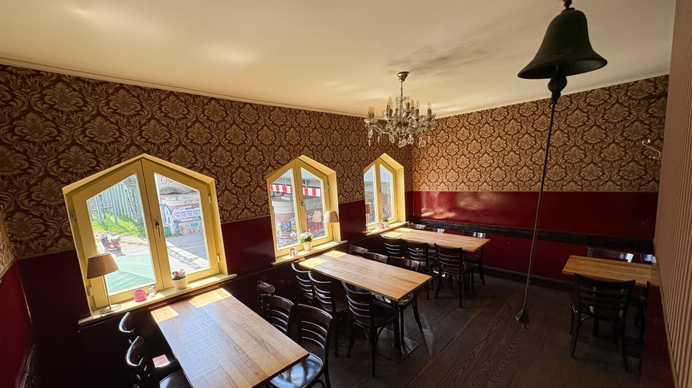 Oberer Gastraum in der Oberhafen-Kantine mit Glocke