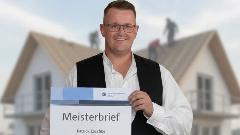 ein Dachdecker, der seinen Meisterbrief in der Hand hält