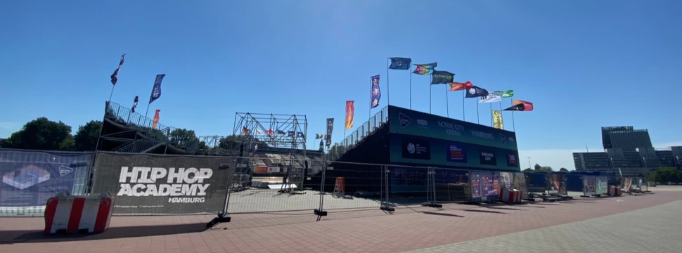 Eingang der Active City Arena 2025 Tribüne auf dem Heiligengeistfeld