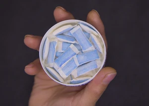 Eine geöffnete Dose mit Snus