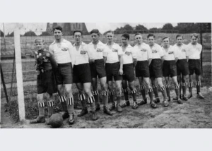 Walter Wächter (3. von links) im HSV-Dress auf dem Fußballfeld des Hamburger Sport-Vereins am Turmweg in Hamburg-Rotherbaum, ca. 1929.