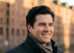 Ein glücklicher Mann mit vollem Haar