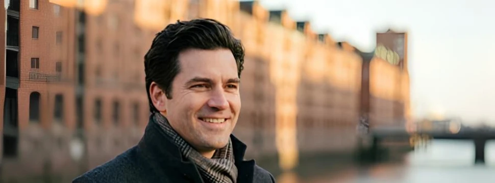 Ein glücklicher Mann mit vollem Haar