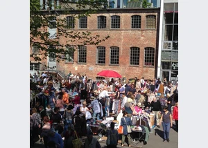 Flohmarkt auf dem Hof Flohmarkt auf dem Hof