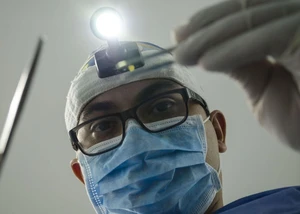 In der Türkei arbeiten viele Experten im Bereich der Haarchirurgie. Arzt bei einer Behandlung