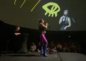 Comedienne auf der Bühne