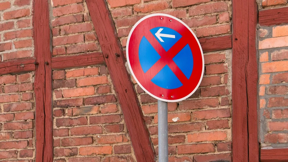 Schild "Absolutes Halteverbot" an einer Backsteinwand