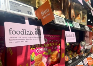 Supermarkt-Regal mit Chips und Preisschildern