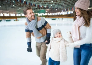 Familie beim Schlittschuhlaufen Familie beim Schlittschuhlaufen