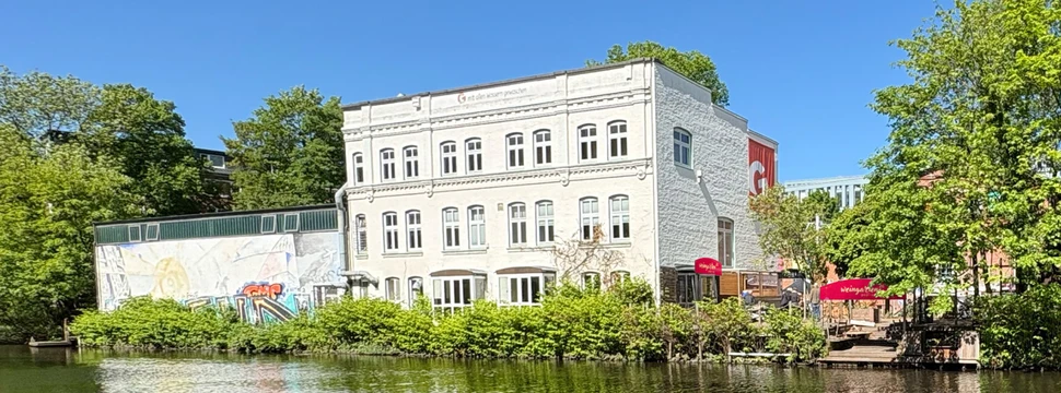 weißes gebäude an einem Kanal
