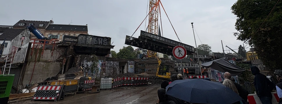 Brückenteil wird mit Kran weggehoben