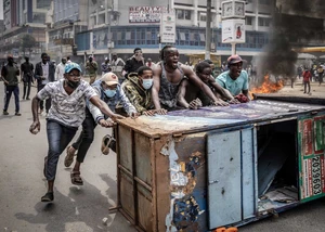 World Press Photo Awards Junge Männer in Kenia schieben eine Barrikade über eine Straße