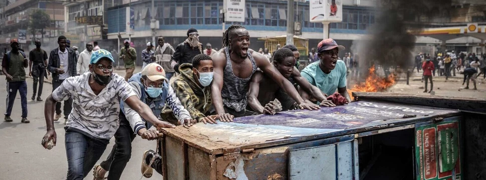 World Press Photo Awards Junge Männer in Kenia schieben eine Barrikade über eine Straße