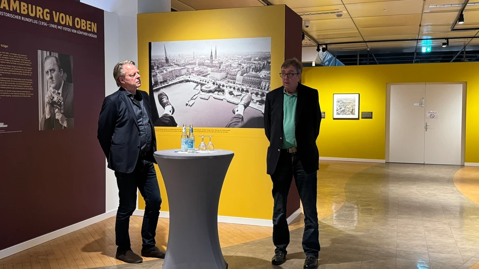 v.l.n.r.: Jens Brauer und Jürgen Joost vor einer Fotografie von Günther Krüger