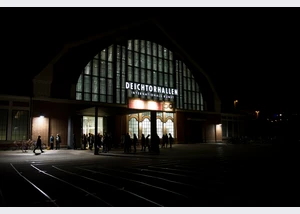 Die Halle für aktuelle Kunst bei Nacht
