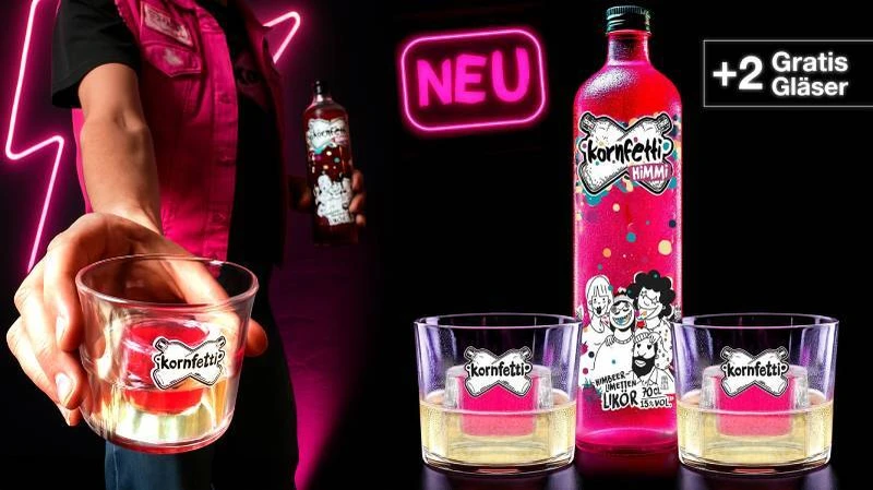 eine Flasche Kornfetti Himmi, davor zwei Gläser, daneben eine Hand mit einem Kornfetti Glas