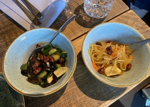 Zwei Teller mit einer Vorspeise im Restaurant Hobenköök