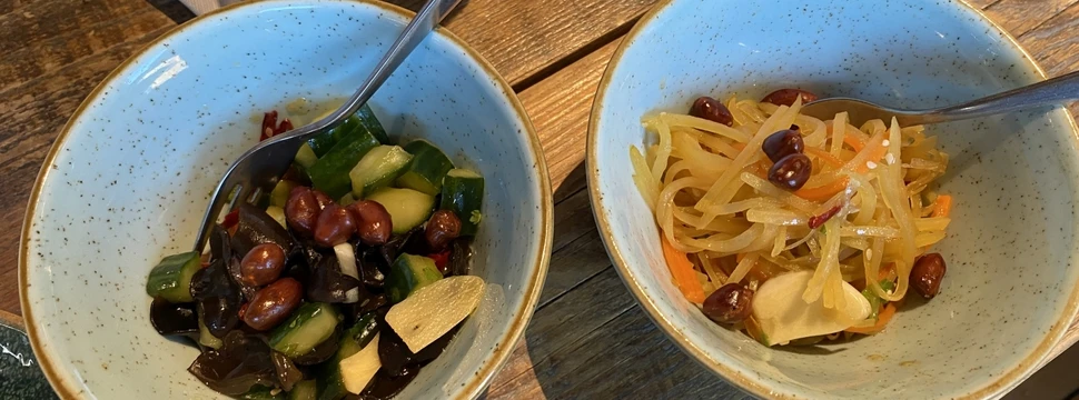 Zwei Teller mit einer Vorspeise im Restaurant Hobenköök