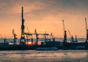 Der Sonnenuntergang hinter den Hafenkränen