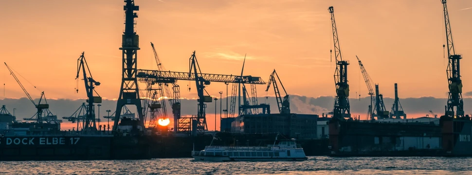 Der Sonnenuntergang hinter den Hafenkränen