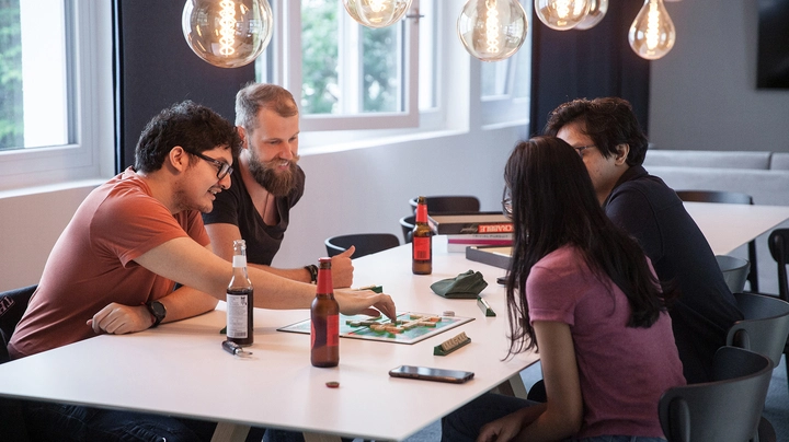 Galerie-Bild 1: vier Studierende spielen ein Gesellschaftsspiel