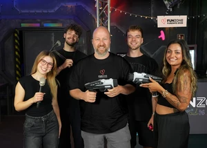 fünf Personen in einer Lasertag-Arena