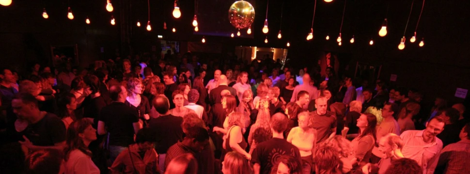 Volle Tanzfläche bei der Winterhuder Tanznacht