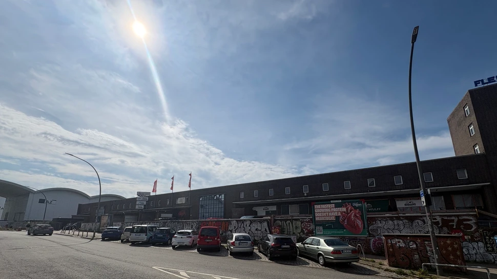 Außenansicht der Backsteinhalle auf dem Fleischgroßmarkt mit Sonne