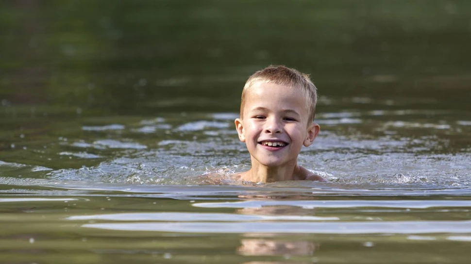 Schwimmendes Kind im Badesee