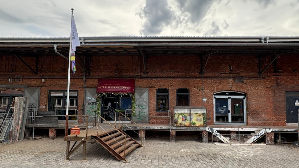 Eingang mit Treppe zur Hanseatischen Materialverwaltung im Oberhafen