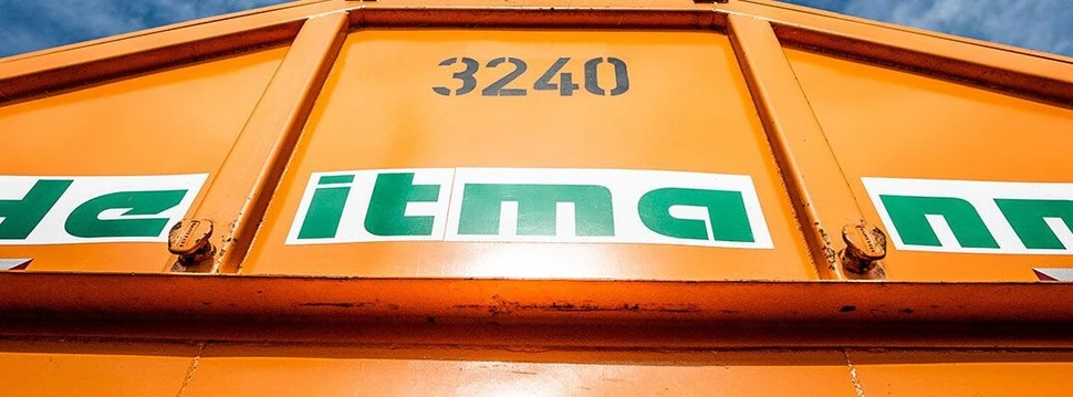 Ein orangener Container mit dem Firmennamen Heitmann.