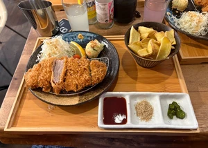 Japanisches Schnitzel mit Beilagen im Restaurant Tonkatsu Gonta