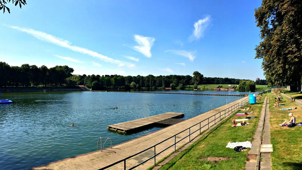 Naturbad Stadtparksee mit Badesteg und Liegewiese