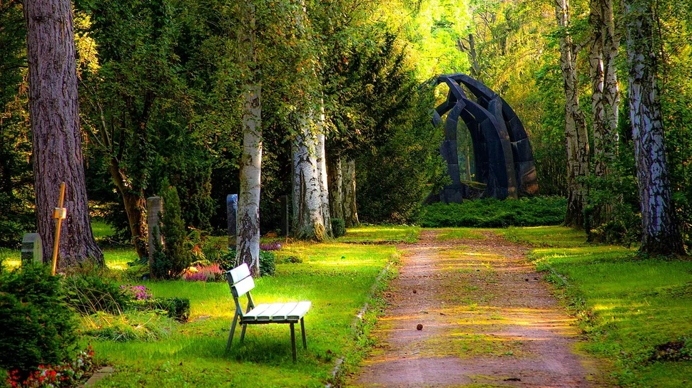 Bank in der Parkanlage auf einem Friedhof