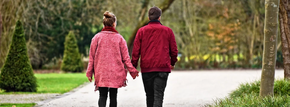 Paar geht gemeinsam spazieren, © Mabel Amber / pixabay.com